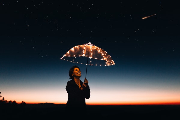Mujer con paraguas de luz