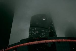 Rascacielos de noche con niebla
